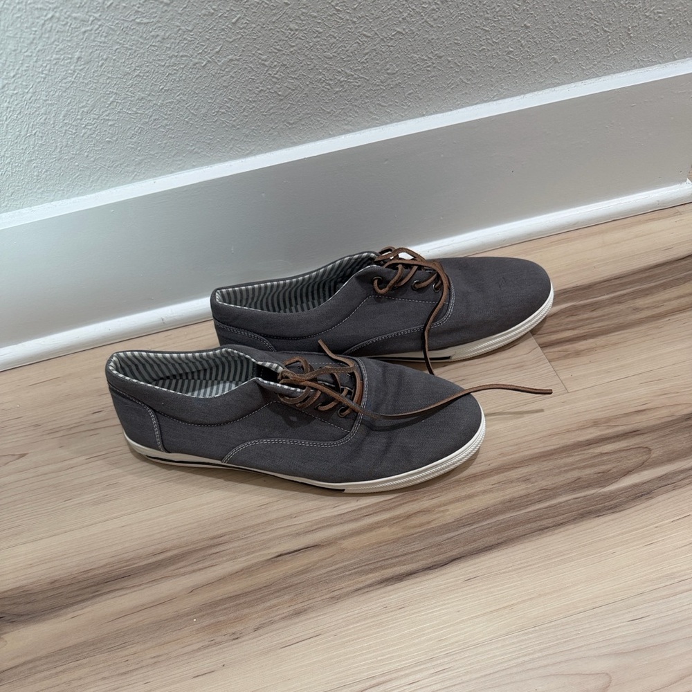 Public opinion men’s gray canvas shoes